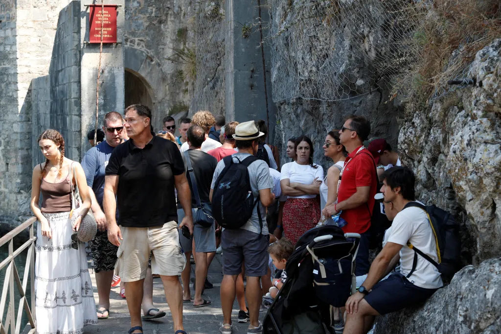 Město Kotor čelí davům turistů