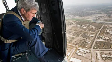 John Kerry ve vrtulníku nad Bagdádem