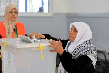 Palestinci na Západním břehu a v jedné obci v Pásmu Gazy volí místní zastupitele