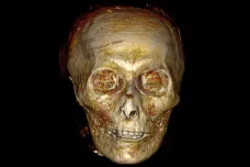 Egyptologové pomocí tomografie rozbalili mumii faraona, který zemřel před 3500 lety