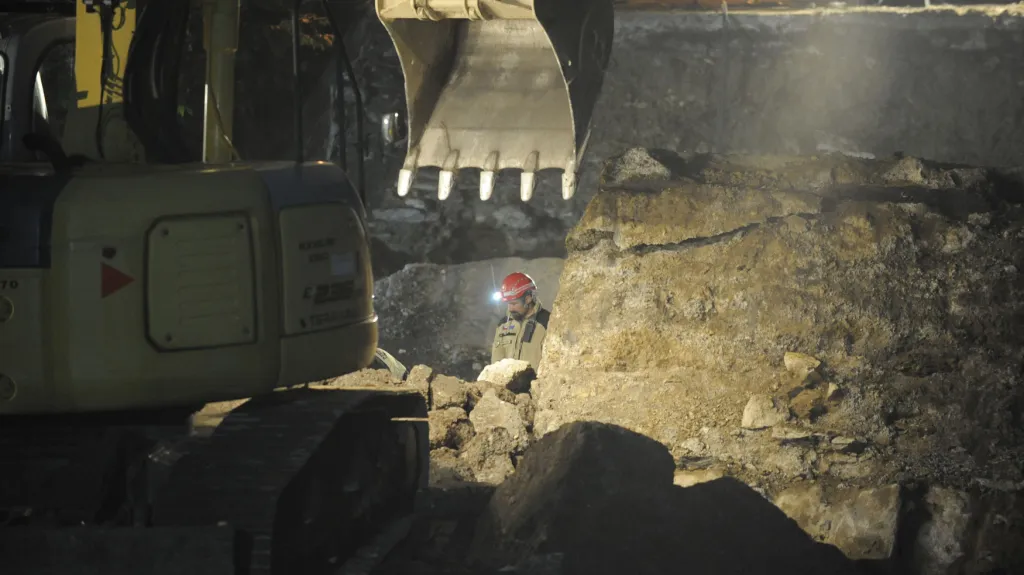 Záchranáři u zříceného silničního mostu u Vilémova na Havlíčkobrodsku