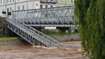 Zřícený historický železný most v Jaroměři