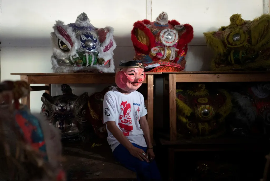 Člen čínské umělecké skupiny „Sociedad de danza del Dragon“ odpočívá, aby se připravil na další představení, které prezentuje oslavy čínského nového roku v hlavním městě Peru Limě