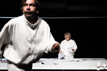 Recenze: Mrtví nás nezajímají, klidně ať si na ně močí psi