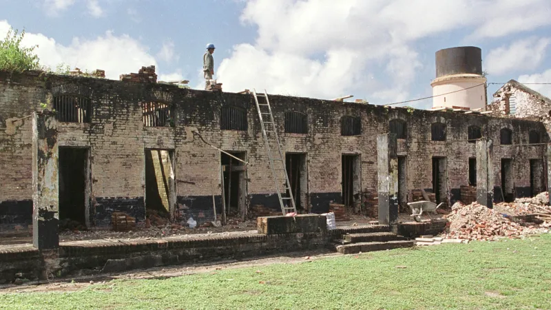 Vězení ve Francouzské Guyaně, kde byl zavřený Motýlek (jako věznice neslouží od padesátých let, snímek je z roku 2000)