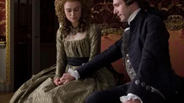 Keira Knightley (Georgiana) a Ralph Fiennes (vévoda)