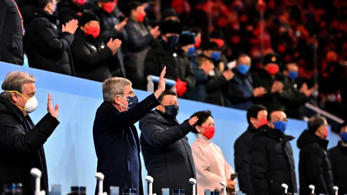 Antonio Guterres, Thomas Bach a Si Ťin-pching na zahájení olympiády v Pekingu