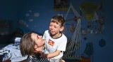 Matkám handicapovaných dětí se zájmem o inkluzivní vzdělávání svitlo v roce 2016 na lepší časy. Ministryně Valachová připravovala od počátku roku návrh zákona, který vešel 1. září v platnost. Pro rodinu osmiletého Bartoloměje to může znamenat, že nemusí každý rok shánět osobního asistenta.