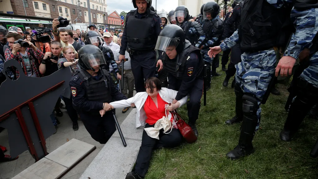 Zatýkání při opoziční demonstraci v Moskvě