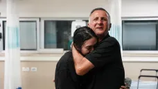 Žena osvobozená z Pásma Gazy se vítá se svým otcem