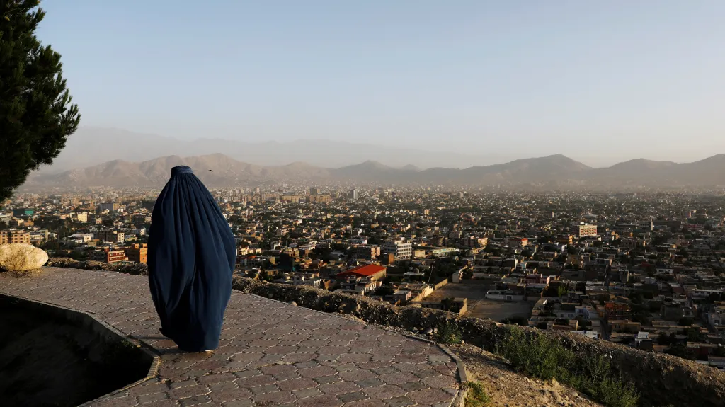 Afghánka na procházce Kábulem