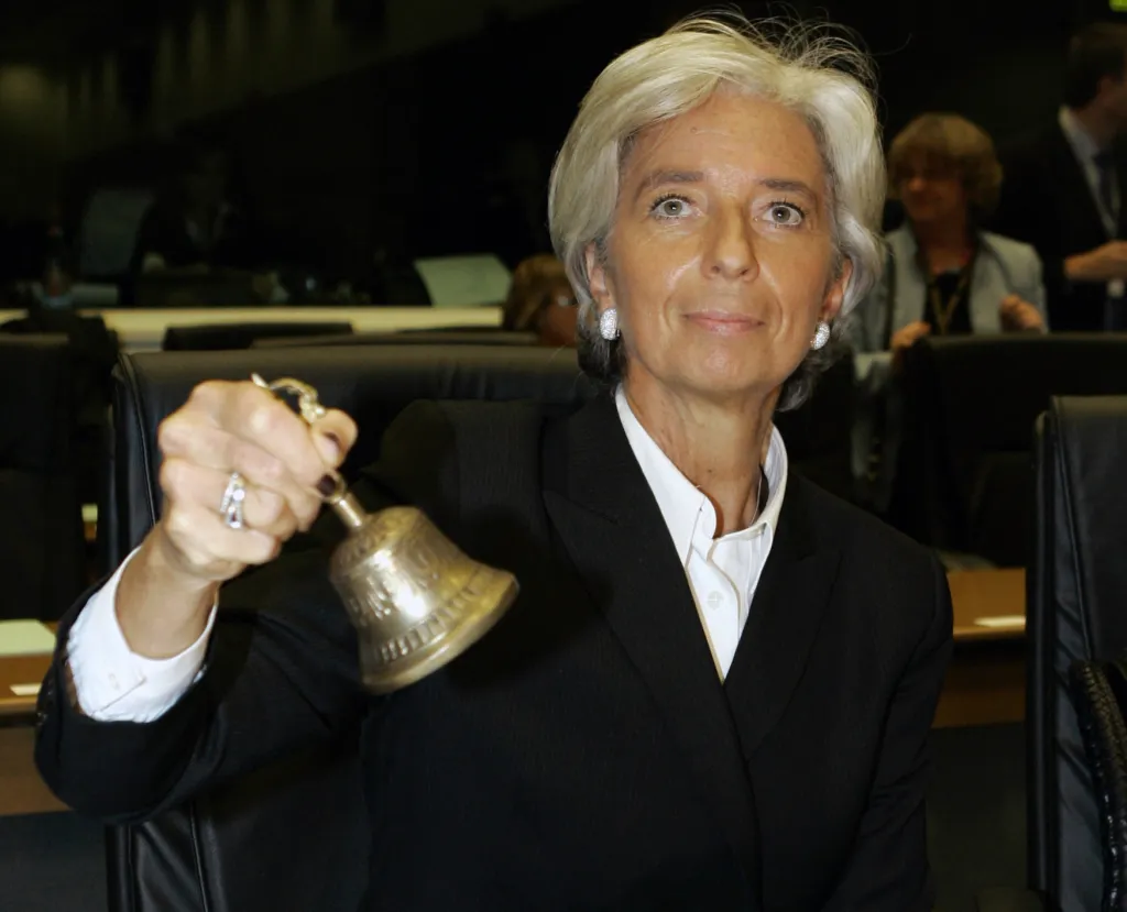 Francouzská ministryně financí a předsedkyně Rady EU Christine Lagardeová (o tři roky později ředitelka MMF) zahajuje mimořádnou schůzi ministrů financí EU v Lucemburku v úterý 7. října 2008. Ministři projednávali zvýšení záruk soukromých úspor ve všech 27 členských státech