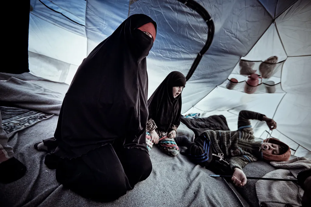 Jejich manželé – militantní islamisté, jsou buď mrtví, nebo v zajetí. Ony ztratily své ochránce.