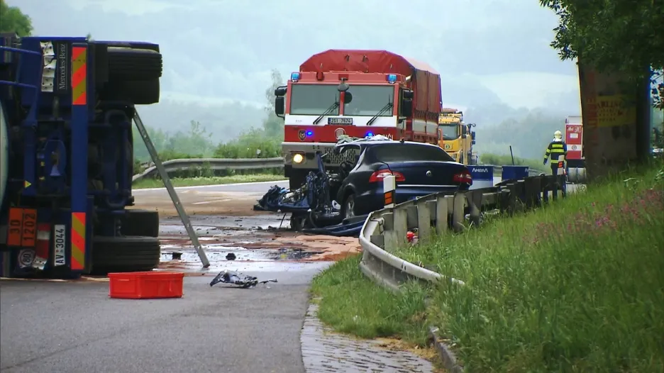 Při nehodě zemřel řidič osobního auta, další dva lidé byli zraněni