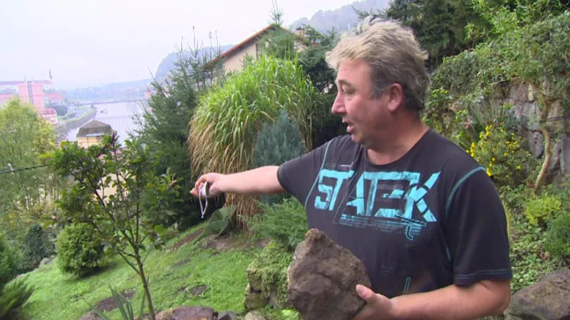 Karel Kovář z Děčína s kamenem uvolněným z nebezpečného svahu