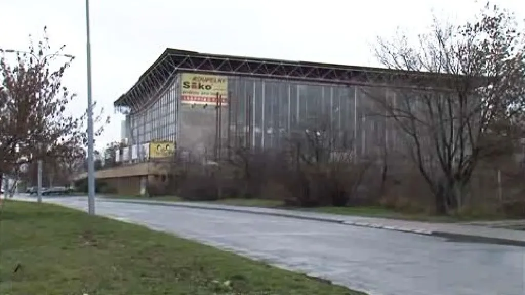 Chátrající plavecký bazén za Lužánkami