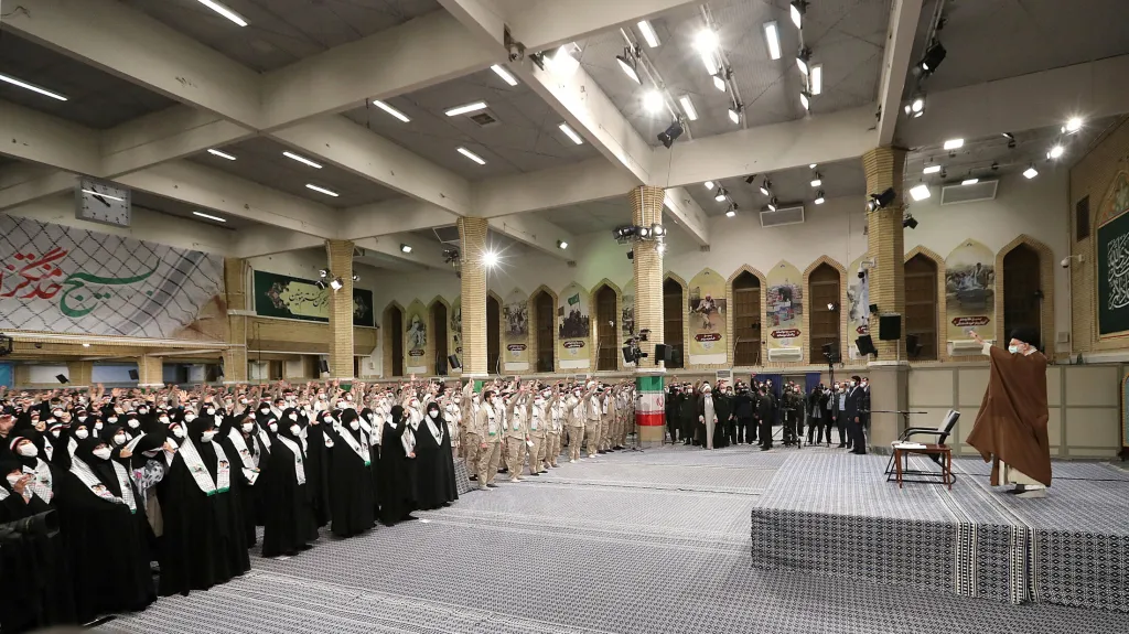 Chameneí při setkání s členy polovojenské organizace Basídž