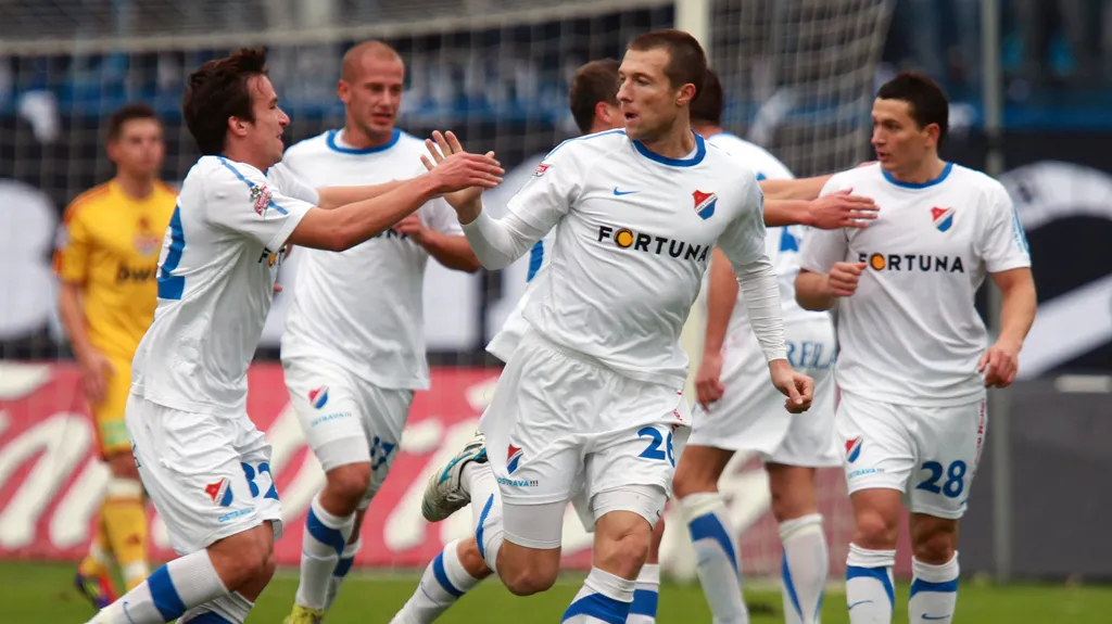 Fotbalisté Baníku Ostrava se radují z gólu