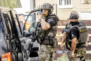 Policie obvinila ozbrojence z Čelákovic z nebezpečného vyhrožování