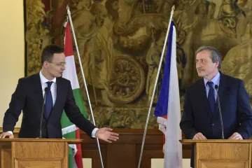 Maďarský ministr zahraničí v Česku: Migrace je nebezpečná, musíme se jí bránit