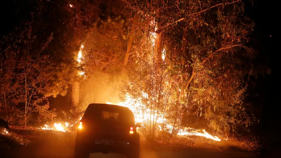 Požár podél cesty u chilského města Hualane