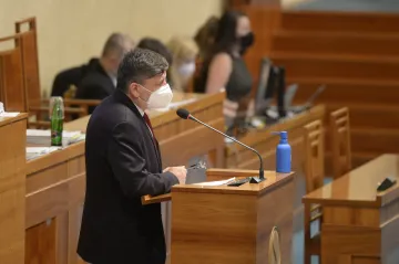 Senátní výbor se postavil proti novele o zmrazení platů ústavních činitelů