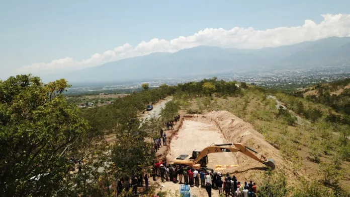 V Palu vyhloubili pro oběti tsunami a zemětřesení první masový hrob