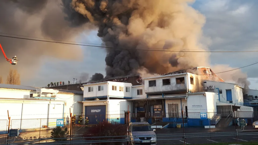 Hasiči  likvidují požár haly společnosti Nowaco v Kralupech