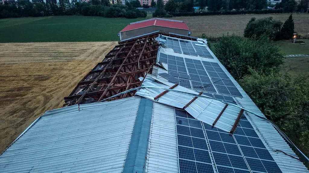 Střecha v Šumperku, kterou poškodily bouřky