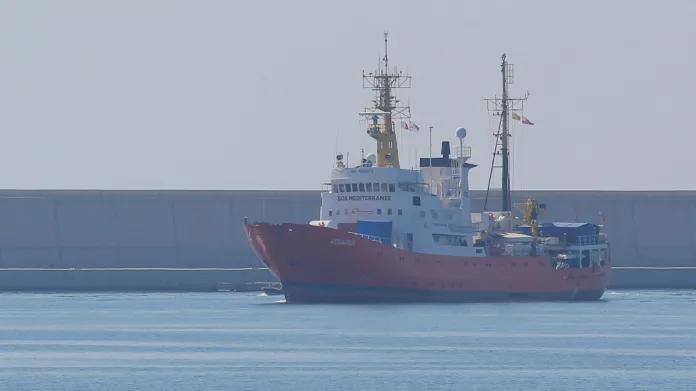 Loď Aquarius směřující k přístavu ve Valencii