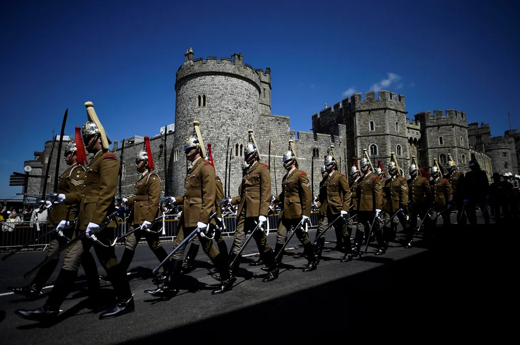 Britská vojenská posádka při zkouškách slavnostního ceremoniálu k svatbě prince Harryho s Meghan Markleovou ve Windsoru