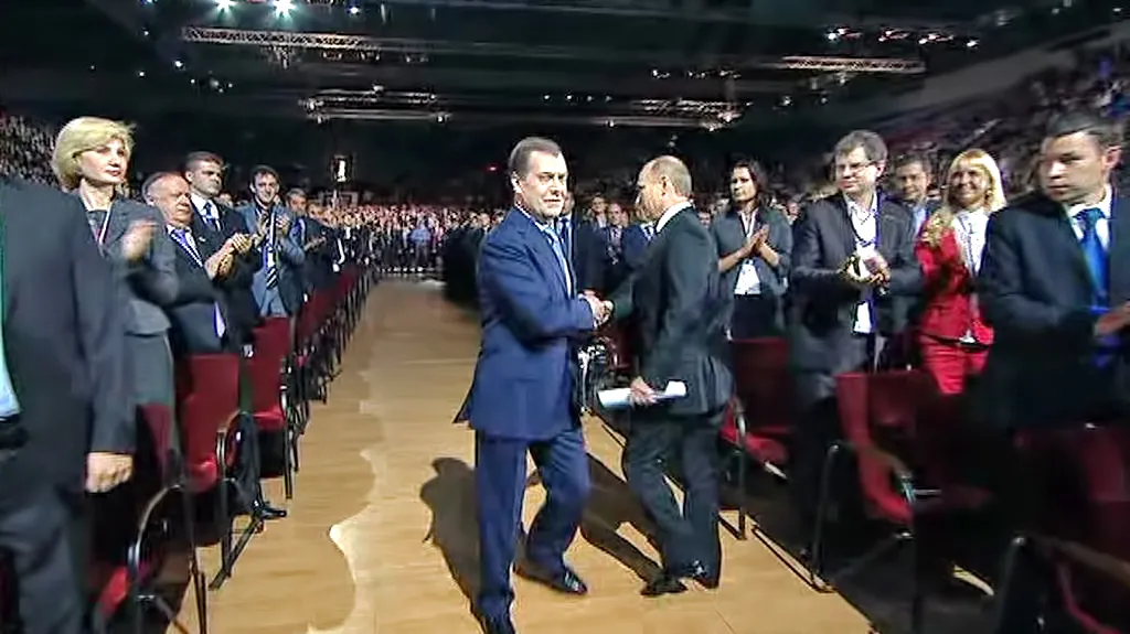 Vladimir Putin a Dmitrij Medvěděv si předávají štafetu