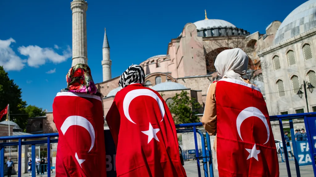 Lidé zahalení v tureckých vlajkách před chrámem Hagia Sofia