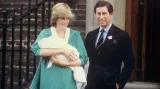 Diana a Charles s malým Williamem před nemocnicí Svaté Marie