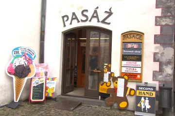 Krása měst mizí pod nánosem reklamy. Praha to chce změnit, Znojmo už to zvládlo