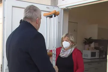Nymburské nemocnici došly zásoby podpažních berlí, důvodem je nedostatek hliníku