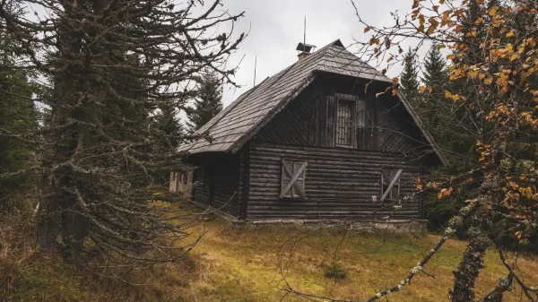 Roklanská chata na Šumavě se nebude bourat, řekl Hladík