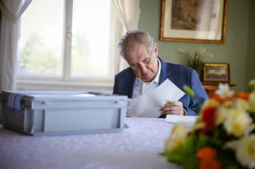 Prezident bude moci od pondělí omezeně přijímat návštěvy, přesune se na standardní oddělení
