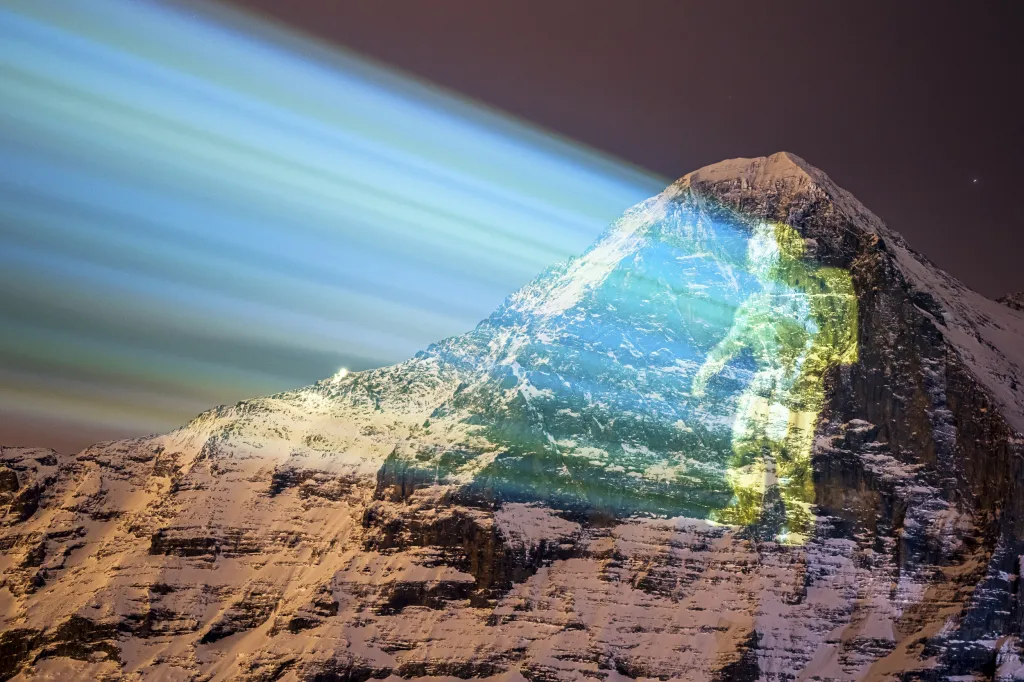 Za počítačovou projekcí astronauta na severní stěně hory Eiger se skrývá projekt švýcarského umělce Gerryho Hofstettera. Projekce byla realizována ze země i z vrtulníku na vzdálenost až osm kilometrů a vzdává hold misi Mars 2020 agentury NASA