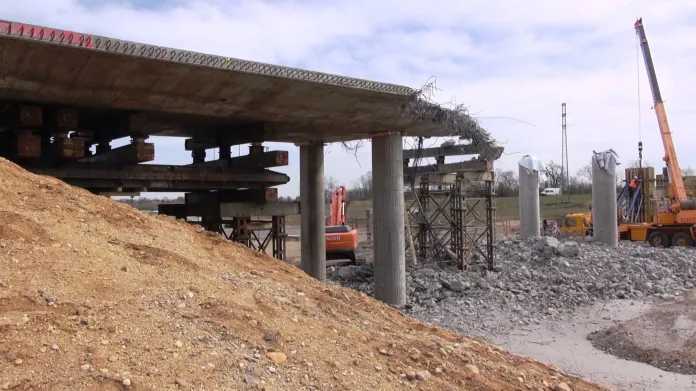 Nový most na dálnici D7 musí stavbaři zbourat a postavit znovu