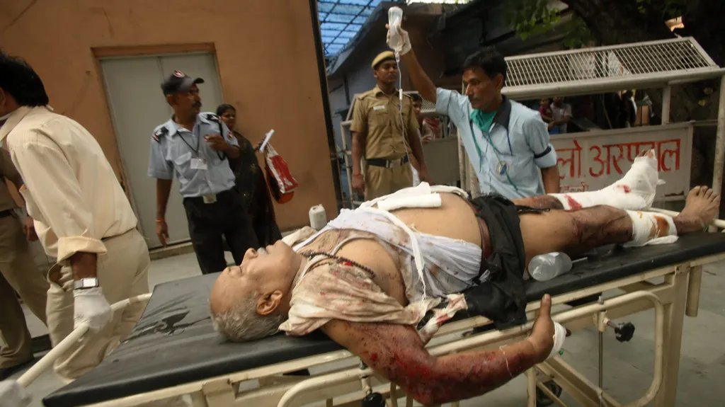 Zdravotnící odnášejí zraněné po výbuchu u soudu v Dillí