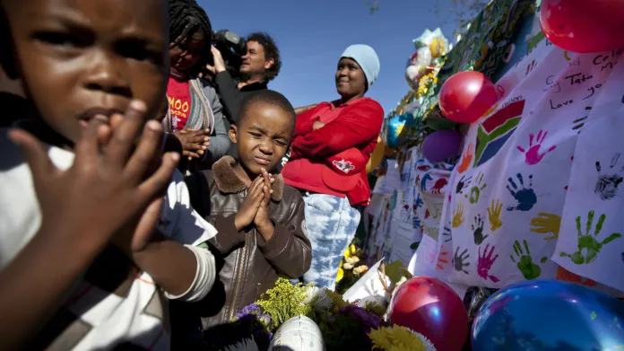 Jihoafričané se modlí za Nelsona Mandelu