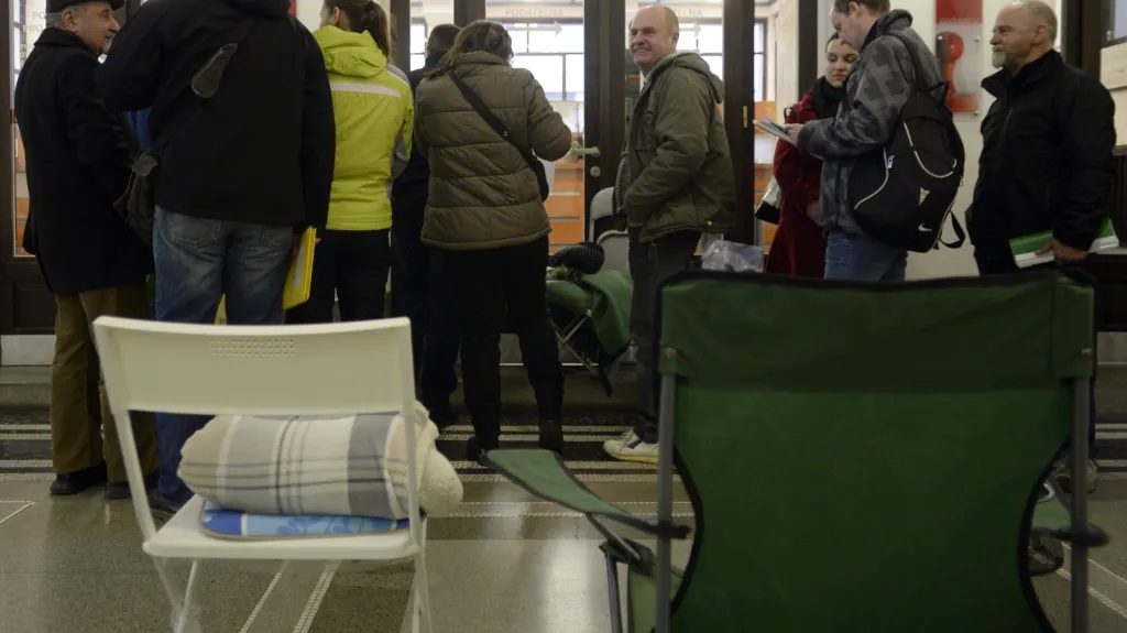 Fronta na kotlíkové dotace v Praze