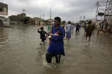 Záplavy na jihu Asie zabily už přes dvě stovky lidí. Stoupá i počet obětí tajfunu Lekima v Číně