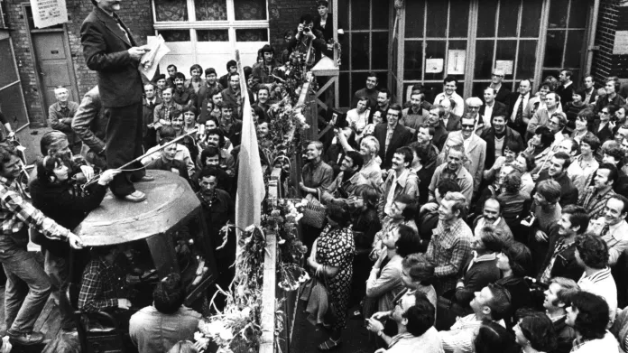 Walesa hovoří k dělníkům během stávky v Gdaňsku (1980)