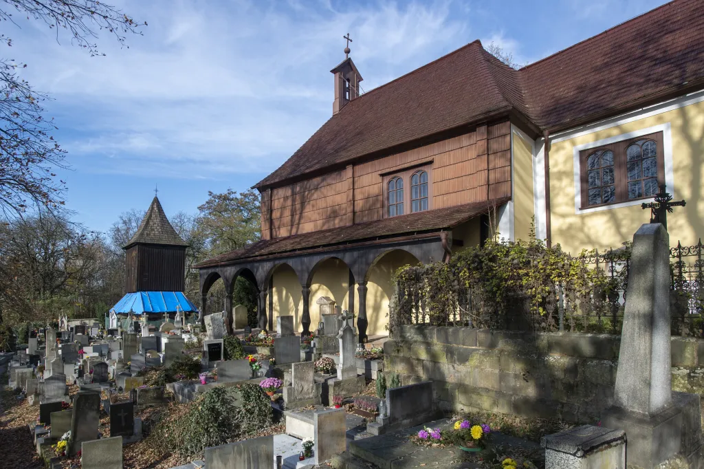 Oprava památkově chráněné dřevěné zvonice u kostela svatého Jana Křtitele ze 16. století v královéhradecké čtvrti Nový Hradec Králové