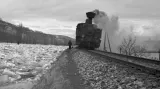 Parní lokomotiva řady 422.0 zastavila na „Posázavském pacifiku“ u rozvodněné Vltavy plné ledových ker