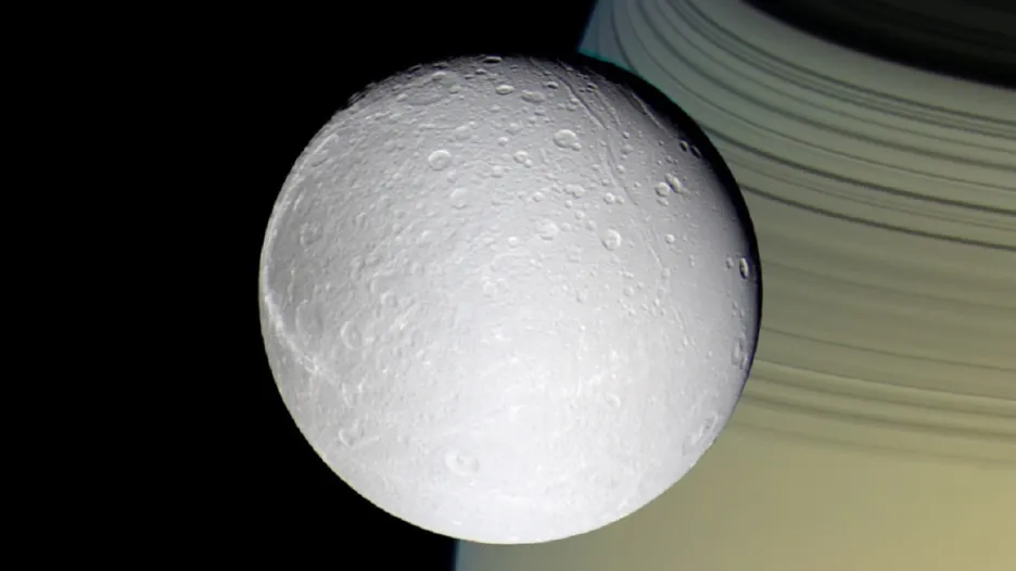 Dione a Saturn