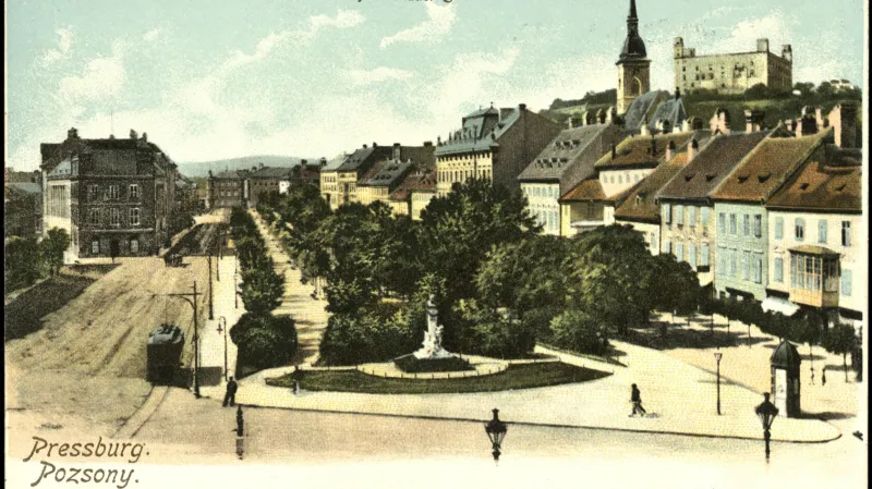 Pohlednice udává německý i maďarský název města Pressburg/Poszony