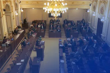 Poslanci mají jednat o digitální ekonomice a potenciálně i o svých platech